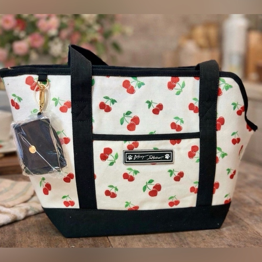 NEW BETSEY JOHNSON TSA-compliant pet carrier 16 LBS WHITE BLACK CHERRY PRINT - Picture 3 of 9